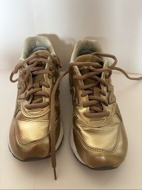 5.5 New balance metallic gold sneakers
